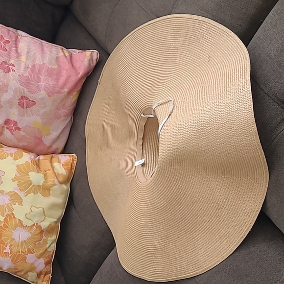 Shady Wide Brim Straw Hat - Picture 4 of 5